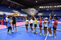プロテニス選手が子どもたちに直接レッスン…ポルシェのスポーツ支援