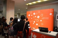 小学生も保護者と一緒に情報収集、カナダ留学フェア2012秋 画像