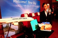 JAL、12/1よりKFCコラボ機内食「空飛ぶフライドチキン」 画像