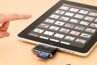iPad/iPad 2に直接データ保存可能、USBポート付属カードリーダー 画像