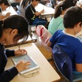 日野市立平山小学校で東芝製タブレットを活用した授業風景