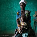 2歳の息子に栄養失調とマラリアの治療を受けさせるために診療所を訪れた母子（アフリカ・マリ）