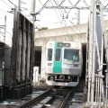 京都市交通局は8月に地下鉄・市バスの見学会を計4回実施する。写真は洗浄機を通過する地下鉄車両の様子。