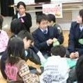 　現在は小学校5年生で始まる英語の学習は今後、小学校3年生からになる予定だ（写真は東京都内で行われた小中学生合同の英語の授業）