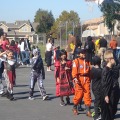 シリコンバレーの小学校のハロウィンパレード。ど真ん中で赤いドレスを着た国籍不明児童が私の次女のジュリア