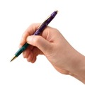 筆記具を書く態勢で、握ったまま、軸を曲げて芯を出すことができます。