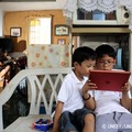 タブレットでインターネットを使う男の子たち（フィリピン）　(c) UNICEF_UN014968_Estey
