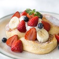 「奇跡のパンケーキ-季節のフレッシュフルーツ」（1,300円）