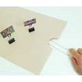 ３）クリップを封筒の上に置いたら、両側の穴からマグネットバーを差し込み、自分の絵のクリップを動かして追いかけっこをする。