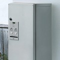 戸建住宅用宅配ボックス「COMBO（コンボ）」は押印・施錠ができる電気工事不要の後付け宅配ボックスで、壁掛け・埋め込み・据え置きなど設置方法を選択できる（画像はプレスリリースより）