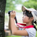 自然の中で撮影を楽しむ小学生（2016年のようす）