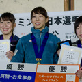 スポーツクライミング日本選手権リード競技大会2017、女子優勝の野口啓代（中央）、2位の大田理裟（左）、3位の森秋彩（2017年3月5日）
