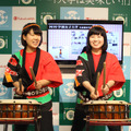 第10回「大学は美味しい!!」フェア応援イベントとして、東京家政大学の太鼓サークル「暁」の女子学生が小太鼓を披露。普段利用している太鼓と違うとのことで、少しはにかみながらも明るくリズミカルに会場を盛り上げた