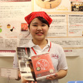 フェア常連の共愛学園前橋国際大学ブースでは、大学2年生の竹村美春さんが接客中。グループで発案したという、郷土料理の「おっきりこみ」を盛り込んだ「小切古味（おっきりこみ）」の説明にあたっている