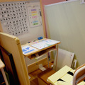 学習に集中しやすいパーティションで囲った特別支援教室の机。椅子にも工夫
