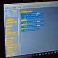 子ども向けプログラミング教材体験コーナーのようす。ビジュアルプログラミング言語「MOONBlock」（株式会社UEI）によるプログラミング中の画面