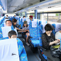 橿原神宮前駅でバスに乗り込み修学旅行に出発