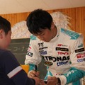 中嶋一貴選手が、御殿場市内の小学校でモータースポーツに関する特別授業を行った