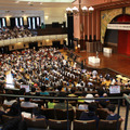 「第7回ヒューマンアカデミー ロボット教室全国大会」会場となった東京大学安田講堂には全国から1,000名を超える人が集まった