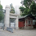 正門と門衛所　正門の設計は築地本願寺などの設計で知られる著名な建築家伊東忠太