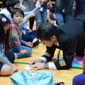 JAL折り紙ヒコーキ教室のようす…2017年度からは「折り紙ヒコーキ大会」を展開。同年12月からは全国20か所で地区予選を開催する