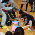 JAL折り紙ヒコーキ教室のようす…2017年度からは「折り紙ヒコーキ大会」を展開。同年12月からは全国20か所で地区予選を開催する