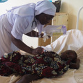 タンザニアの病院で患者のケアをする元奨学生