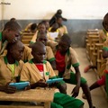ユニセフから提供されたタブレットを使って学ぶ子どもたち（カメルーンにて2017年10月31日撮影）　（c） UNICEF_UN0143516_Prinsloo