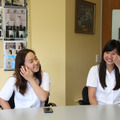 ＜取材オフショット＞ネルソン女子中学・高校で過ごす加藤彩乃さん（左）と柴田莉子さん（右）。取材陣の質問に快く答えてくれた