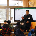 2018年1月26日、佐賀県多久市立東原庠舎中央小学校で行われた公開授業のようす（写真は理科の時間）児童らの記録をもとに、見えてきた「重さ」の法則について学ぶ