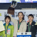 第13回ボルダリングジャパンカップ女子表彰台。優勝の野口啓代（中央）、2位森秋彩（左）、3位伊藤ふたば（2018年2月4日）