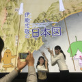 伊能図を背景に、「トーハクくん」「ユリノキちゃん」と記念撮影