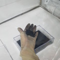 「はやぶさ2 TeNQ特別展示」グローブボックスを使用して模擬土壌を触る体験