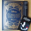 「魔法の本」と初回限定特典の「白雪姫80周年記念ポストカード」　(c) Disney