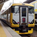両国駅3番線に据え付けられたE257系。列車種別表示は「急行」（両国プラレール駅発表会）。