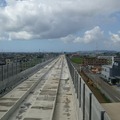 新幹線が走る九頭竜川橋梁の軌道面。2019年6月。この両脇が道路となる。レール敷設は全体の完成を待って始められる。
