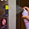エレベーター用ボタンへの抗ウイルス・抗菌スプレーによる施工イメージ。