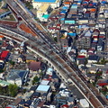 東側。手前が東武伊勢崎線、奥が高架化工事中の京成押上線、その下をくぐるように東武亀戸線のレールが