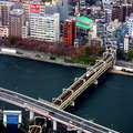 西側は浅草界隈が。リニューアル工事中の東武浅草駅に出入りする電車や浅草寺などが眺められる