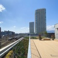 小田急の列車を見渡せるステーションビューテラス。ロマンスカーの海老名駅通過・発車時刻表が掲示されている。