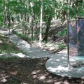 森の中に展示されているアート作品
