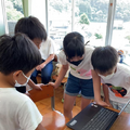 プログラミングに熱中する子供たち