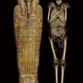 アメンイリイレトの内棺と、ミイラのCTスキャン画像から作成した3次元構築画像末期王朝時代・第26王朝、前600年頃、大英博物館蔵 (c) The Trustees of the British Museum