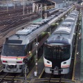 7月1日、高山特急『ひだ』にデビューしたばかりのハイブリッド車・HC85系（右）が臨時列車としても運用される。