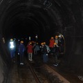 開通70周年時の前回ツアーで関門鉄道トンネルの本坑道を歩く参加者たち。トンネルを歩く時間は1時間程度だが、撮影した写真は個人使用に限られ、「SNS等での公開はご遠慮ください」としている。