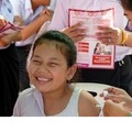 ワクチンを接種するラオスの子ども