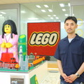レゴジャパンシニアマーケティングマネジャーの橋本優一氏。エントランスには日本で唯一の「レゴ認定プロビルダー」三井淳平さんの作品が飾られていた