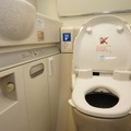 ビジネスクラスとファーストクラスのトイレには温水洗浄機能付き便座を装備