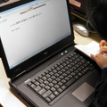 【算数・3年】児童は、紙のノートに書いて計算した答えを、ノートPC上の学習ソフトへ入力していく