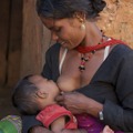 赤ちゃんに母乳をあげるお母さん（バングラデシュ）